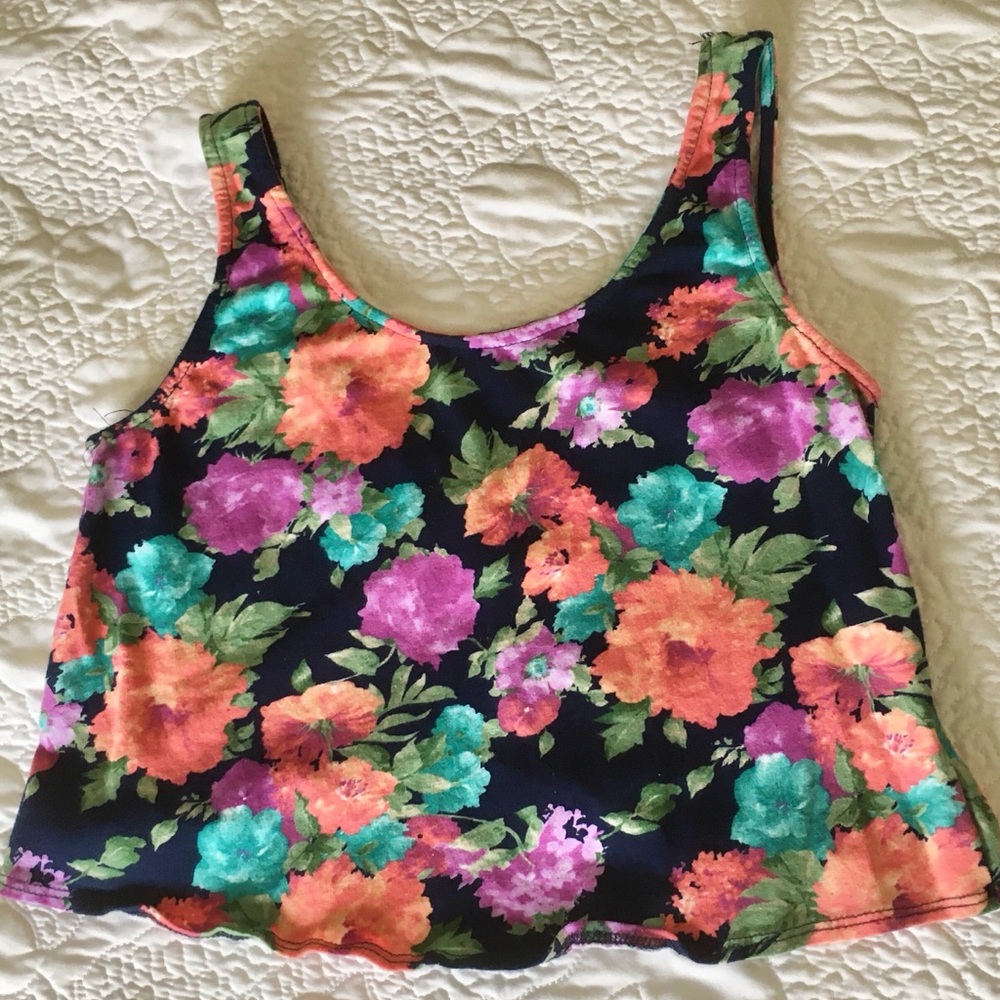 🔲 Cropped tank top with cute bowed back